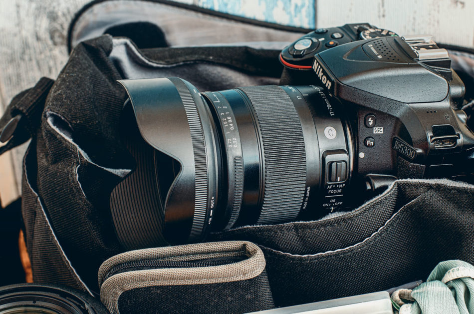 Kameratasche mit Nikon Kamera und Zubehör